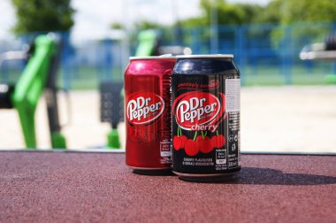 KHARKOV, UKRAINE - 12 Haziran 2020: Bir sokak spor sahasının arka planında bir metal şişe Dr Pepper içeceği. Bulanık arkaplan.