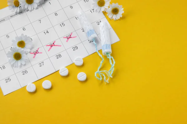 Tampões Menstruais Calendário Período Menstrual Com Camomila Fundo Amarelo Conceito — Fotografia de Stock