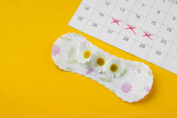 Almofadas Menstruais Com Camomila Calendário Período Menstrual Fundo Amarelo Conceito — Fotografia de Stock