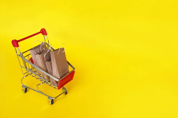 노란색 배경에 우주선 가방이 상점이나 온라인상에서 쇼핑을 한다는 — 스톡 사진