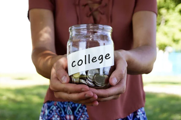 College Glasburk Med Mynt Och Collegebokstäver Händerna Flickan Begreppet Högre — Stockfoto