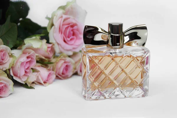 Butelka Perfum Różą Jasnym Tle Perfumeria Kosmetyki Kolekcja Zapachów — Zdjęcie stockowe
