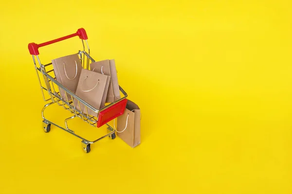 노란색 배경에 우주선 가방이 상점이나 온라인상에서 쇼핑을 한다는 — 스톡 사진