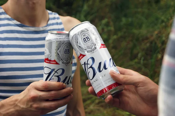 Kharkov Ukraine Agosto 2020 Jovens Bebem Cerveja Budweiser Bud Livre — Fotografia de Stock