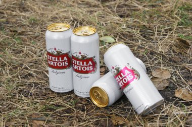 KHARKOV, UKRAINE - 23 Ağustos 2020: birkaç metal kutu Stella Artois birası. Stella Artois dünyanın en ünlü Belçika birasıdır..