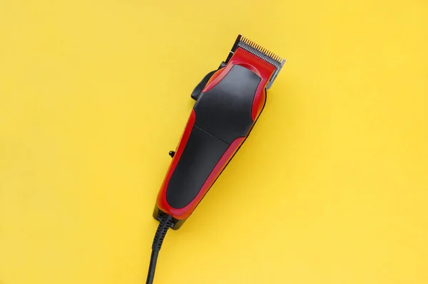 美容師ツール 黄色の背景にヘアクリッパーのクローズアップ — ストック写真
