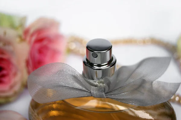 Butelka Perfum Różą Perłami Jasnym Tle Perfumeria Kosmetyki Kolekcja Zapachów — Zdjęcie stockowe
