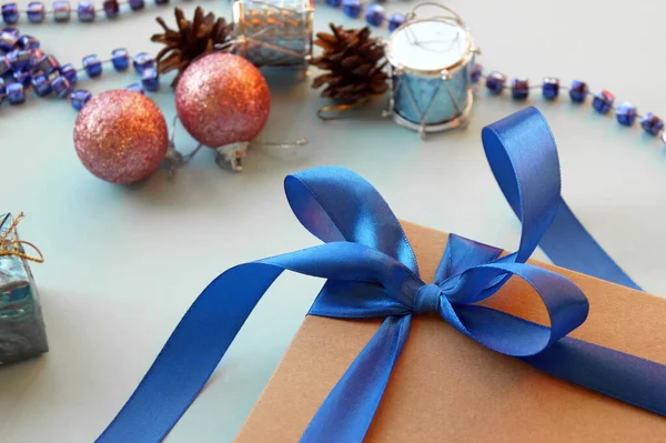 蓝色背景的圣诞礼品盒 装饰精美 新年快乐背景 — 图库照片