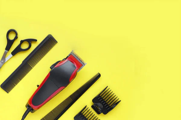 美容師ツール 異なるサイズのノズルと黄色の背景にヘアクリップのクローズアップ — ストック写真