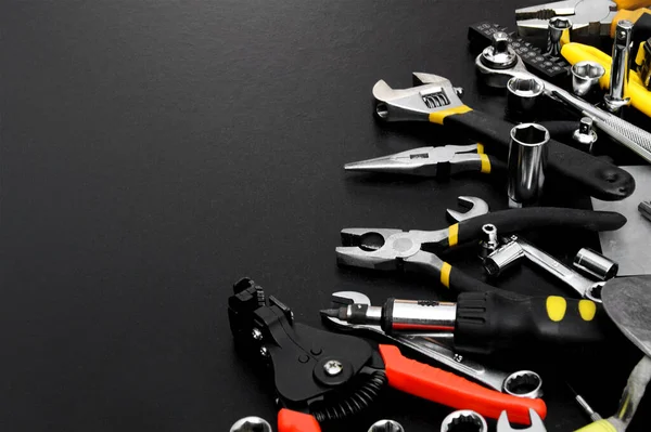 Viele Verschiedene Werkzeuge Für Reparaturarbeiten Auf Schwarzem Hintergrund Mit Kopierplatz — Stockfoto