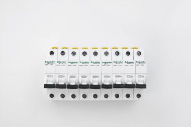 KHARKOV, UKRAINE - 08 Ekim 2020: Schneider elektrik şalterleri beyaz arkaplanda. Schneider Electric bir Fransız elektrik mühendisliği şirketidir, endüstriyel işletmelerin elektrik alt kompleksleri, sivil ve ikamet sahipleri için ekipman üreticisidir.