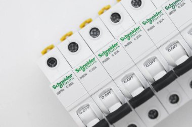 KHARKOV, UKRAINE - 08 Ekim 2020: Schneider elektrik şalterleri beyaz arkaplanda. Schneider Electric bir Fransız elektrik mühendisliği şirketidir, endüstriyel işletmelerin elektrik alt kompleksleri, sivil ve ikamet sahipleri için ekipman üreticisidir.