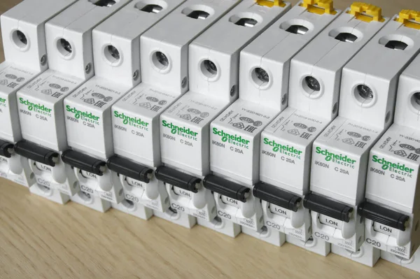 KHARKOV, UKRAINE - 22 Eylül 2020: Schneider elektrik şalterleri açık ahşap zemin üzerinde. Schneider Electric, endüstriyel işletmelerin elektrik alt kompleksleri için ekipman üreten bir Fransız elektrik mühendisliği şirketidir.