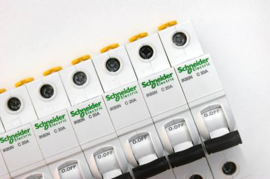 KHARKOV, UKRAINE - 08 Ekim 2020: Schneider elektrik şalterleri beyaz arkaplanda. Schneider Electric bir Fransız elektrik mühendisliği şirketidir, endüstriyel işletmelerin elektrik alt kompleksleri, sivil ve ikamet sahipleri için ekipman üreticisidir.