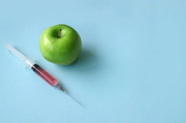 Zelené Jablko Injekční Stříkačka Gmo Modrém Pozadí Koncept Gmo Zeleninou — Stock fotografie