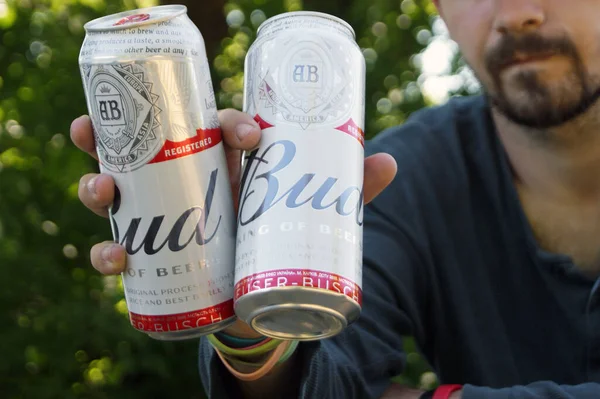 Kharkov Ucrania Julio 2020 Joven Sostiene Una Cerveza Budweiser Bud — Foto de Stock