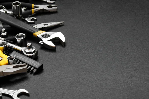 Viele Verschiedene Werkzeuge Für Reparaturarbeiten Auf Schwarzem Hintergrund Mit Kopierplatz — Stockfoto