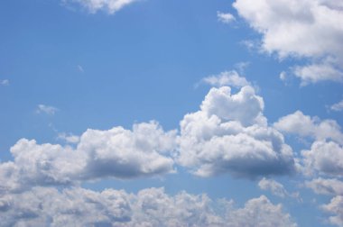 Açık mavi gökyüzü arkaplanı bulutlu. Yaz bulutları, güzel hava arkaplanı.