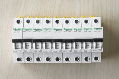 KHARKOV, UKRAINE - 22 Eylül 2020: Schneider elektrik şalterleri açık ahşap zemin üzerinde. Schneider Electric, endüstriyel işletmelerin elektrik alt kompleksleri için ekipman üreten bir Fransız elektrik mühendisliği şirketidir.