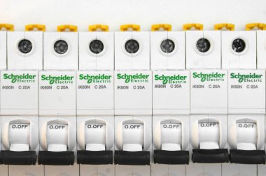KHARKOV, UKRAINE - 08 Ekim 2020: Schneider elektrik şalterleri beyaz arkaplanda. Schneider Electric bir Fransız elektrik mühendisliği şirketidir, endüstriyel işletmelerin elektrik alt kompleksleri, sivil ve ikamet sahipleri için ekipman üreticisidir.