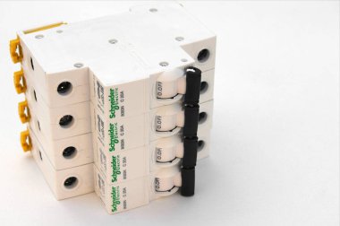 KHARKOV, UKRAINE - 08 Ekim 2020: Schneider elektrik şalterleri beyaz arkaplanda. Schneider Electric bir Fransız elektrik mühendisliği şirketidir, endüstriyel işletmelerin elektrik alt kompleksleri, sivil ve ikamet sahipleri için ekipman üreticisidir.