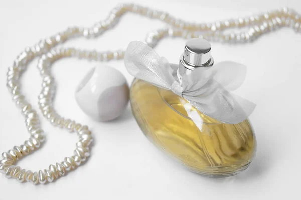 Butelka Perfum Perłą Jasnym Tle Perfumeria Kosmetyki Kolekcja Zapachów — Zdjęcie stockowe