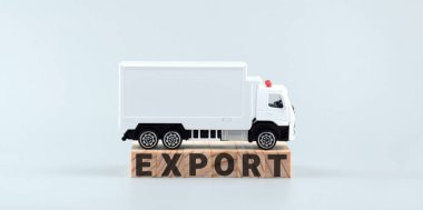 Metin Export 'u olan beyaz oyuncak kamyonlar bloklarda. Lojistik ve toptan ticaret kavramı.