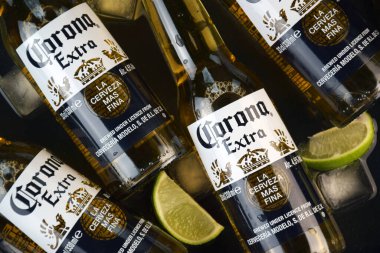 Kharkiv, Ukrayna, 2 Nisan 2025: Koyu arkaplanda buzlu ve limonlu Corona Ekstra Birası.