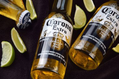 Kharkiv, Ukrayna, 2 Nisan 2025: Koyu arkaplanda buzlu ve limonlu Corona Ekstra Birası.