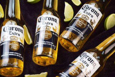 Kharkiv, Ukrayna, 2 Nisan 2025: Koyu arkaplanda buzlu ve limonlu Corona Ekstra Birası.