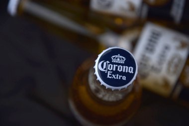 Kharkiv, Ukrayna, 2 Nisan 2025: Koyu arkaplanda buzlu ve limonlu Corona Ekstra Birası.