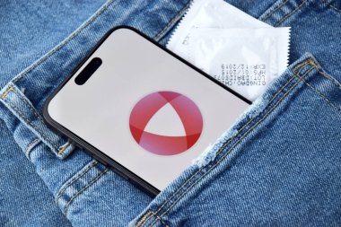 KHARKIV, UKRAINE - 12 Haziran 2024: Akıllı telefon ekranında randevu uygulaması aç. Randevu ve aile kavramı.