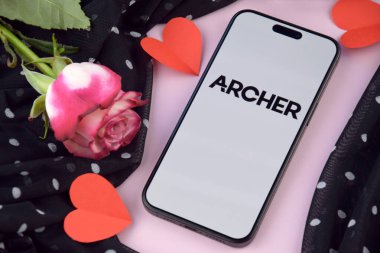 KHARKIV, UKRAINE - 12 Haziran 2024: akıllı telefon ekranında Archer flört uygulaması. Randevu ve aile kavramı.