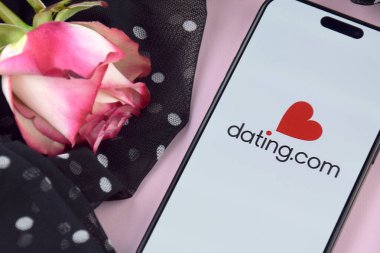 KHARKIV, UKRAINE - 12 Haziran 2024: Akıllı telefon ekranında Datingcom flört uygulaması. Randevu ve aile kavramı.