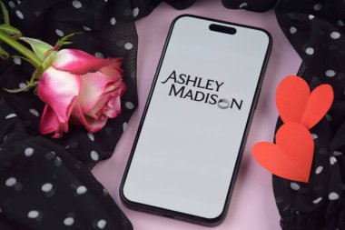 KHARKIV, UKRAINE - 12 Haziran 2024: Ashleymadison akıllı telefon ekranında flört uygulaması. Randevu ve aile kavramı.