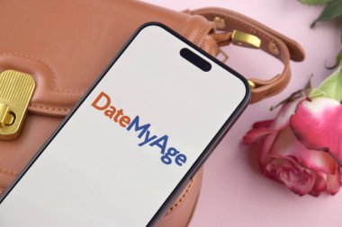 KHARKIV, UKRAINE - 12 Haziran 2024: Akıllı telefondan randevu uygulaması. Randevu ve aile kavramı.