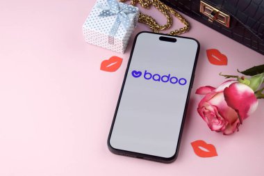 KHARKIV, UKRAINE - 12 Haziran 2024: Akıllı telefon ekranında Badoo flört uygulaması. Randevu ve aile kavramı.