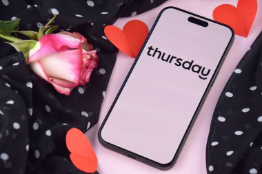 KHARKIV, UKRAINE - 12 Haziran 2024: Perşembe akıllı telefon ekranında flört uygulaması. Randevu ve aile kavramı.