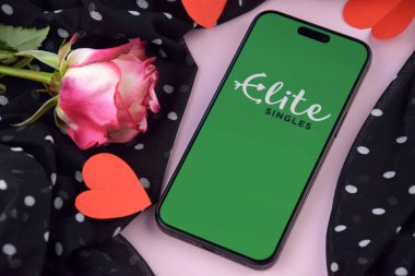 KHARKIV, UKRAINE - 12 Haziran 2024: Akıllı telefon ekranında flört uygulamasını elemek. Randevu ve aile kavramı.