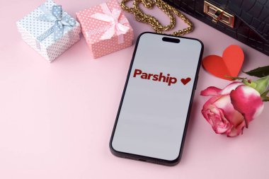 KHARKIV, UKRAINE - 12 Haziran 2024: Akıllı telefon ekranında parship flört uygulaması. Randevu ve aile kavramı.