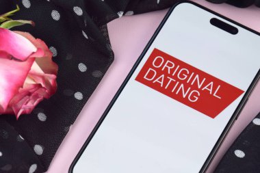 KHARKIV, UKRAINE - 12 Haziran 2024: Akıllı telefon ekranında tarihleme uygulaması. Randevu ve aile kavramı.