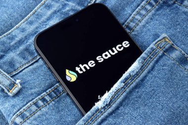 KHARKIV, UKRAINE - 12 Haziran 2024: Akıllı telefon ekranında Sause randevu uygulaması. Randevu ve aile kavramı.