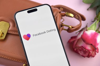 KHARKIV, UKRAINE - 12 Haziran 2024: Akıllı telefon ekranında Facebook randevu uygulaması. Randevu ve aile kavramı.