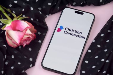 KHARKIV, UKRAINE - 12 Haziran 2024: Akıllı telefon ekranında Hristiyanbağlantı uygulaması. Randevu ve aile kavramı.