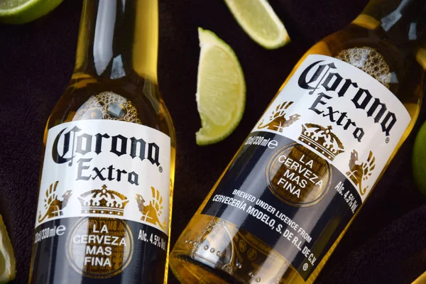 Kharkiv, Ukrayna, 2 Nisan 2025: Koyu arkaplanda buzlu ve limonlu Corona Ekstra Birası.