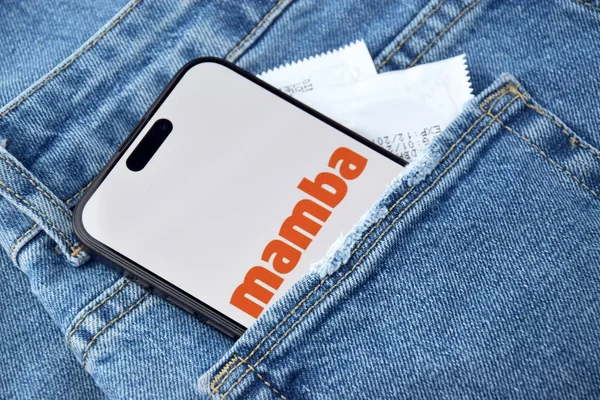 KHARKIV, UKRAINE - 12 Haziran 2024: Akıllı telefon ekranında Mamba flört uygulaması. Randevu ve aile kavramı.