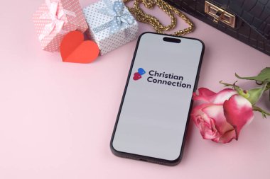 KHARKIV, UKRAINE - 12 Haziran 2024: Akıllı telefon ekranında Hristiyanbağlantı uygulaması. Randevu ve aile kavramı.