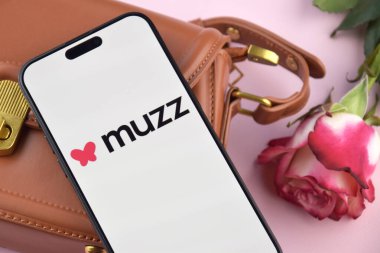 KHARKIV, UKRAINE - 12 Haziran 2024: Akıllı telefon ekranında Muzz randevu uygulaması. Randevu ve aile kavramı.