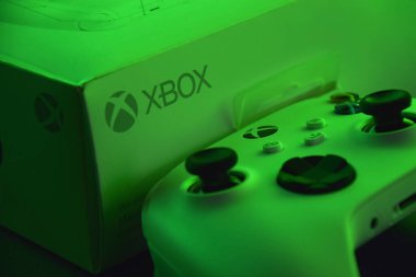 Kharkiv, Ukrayna - 10 Temmuz 2025: Yeşil ışığı olan beyaz Xbox denetleyicisi.