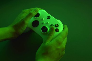 Kharkiv, Ukrayna - 10 Temmuz 2025: Yeşil ışığı olan beyaz Xbox denetleyicisi.